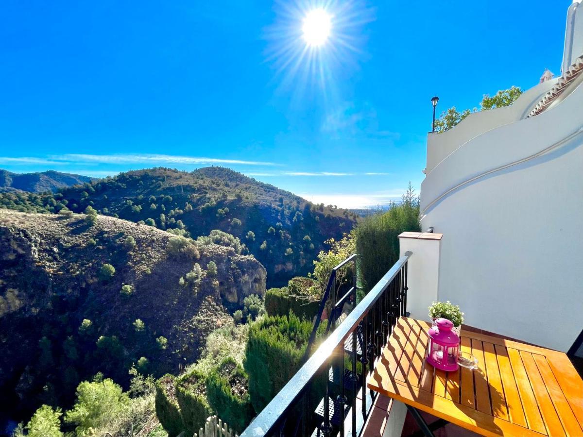 Apartamentos Axarquia , Frigiliana, Terraza Privada Con Vistas A La Montana Rio Y Al Mar Exterior photo